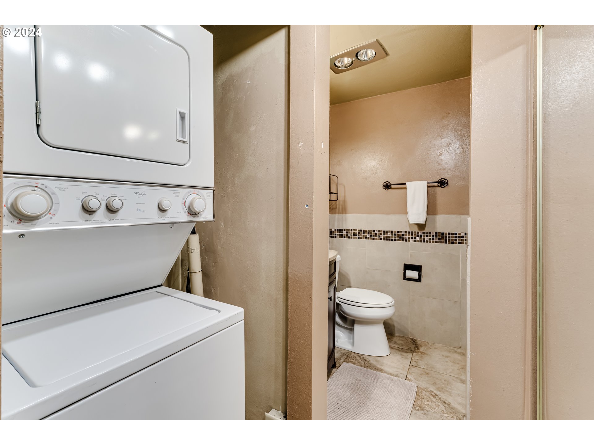 302 Woodcutter Way Eugene, OR 97405 - Photo 17 of 31 a bathroom with a toilet a sink and mirror