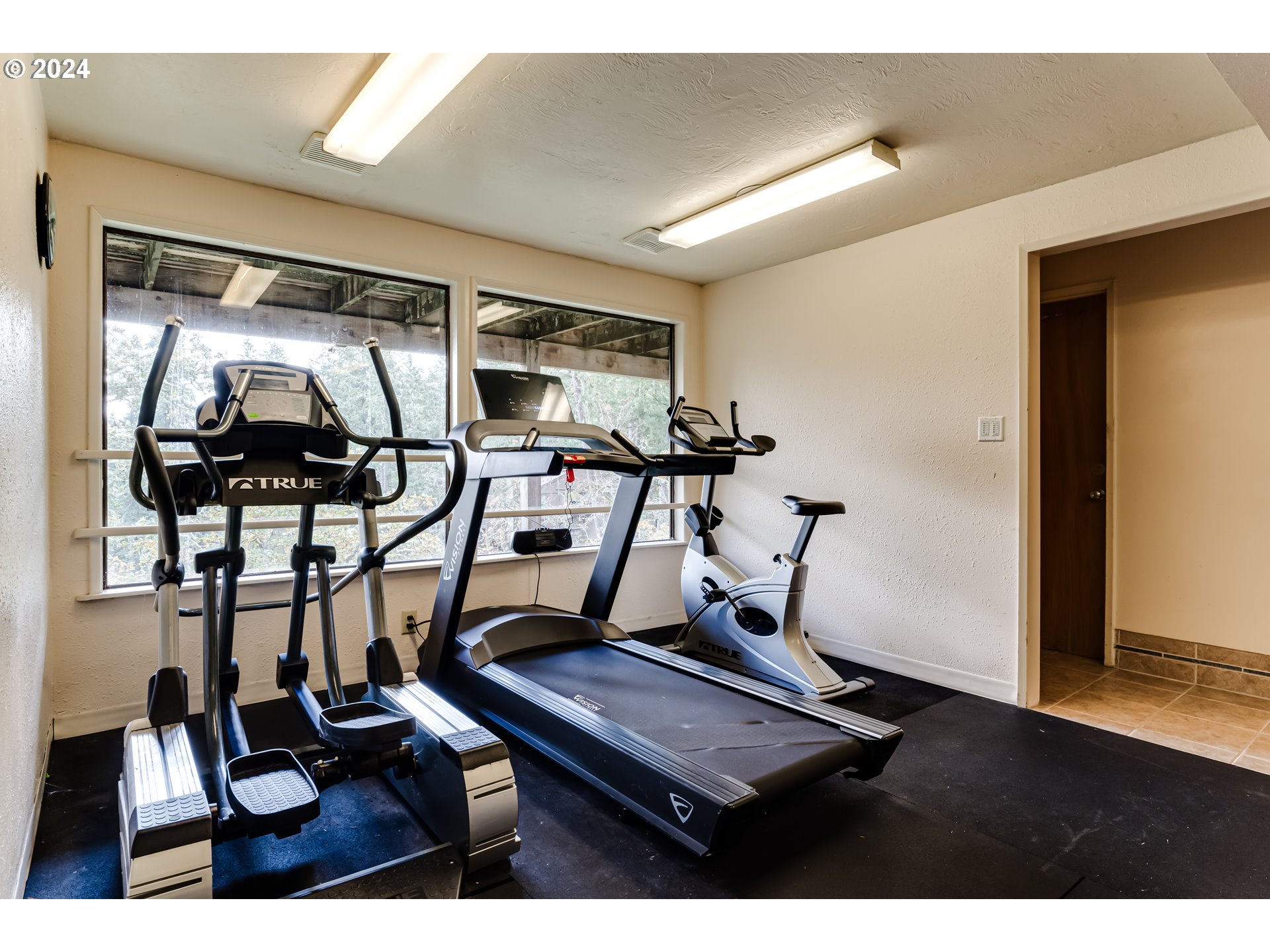 302 Woodcutter Way Eugene, OR 97405 - Photo 29 of 31 a room with gym equipment and mirror