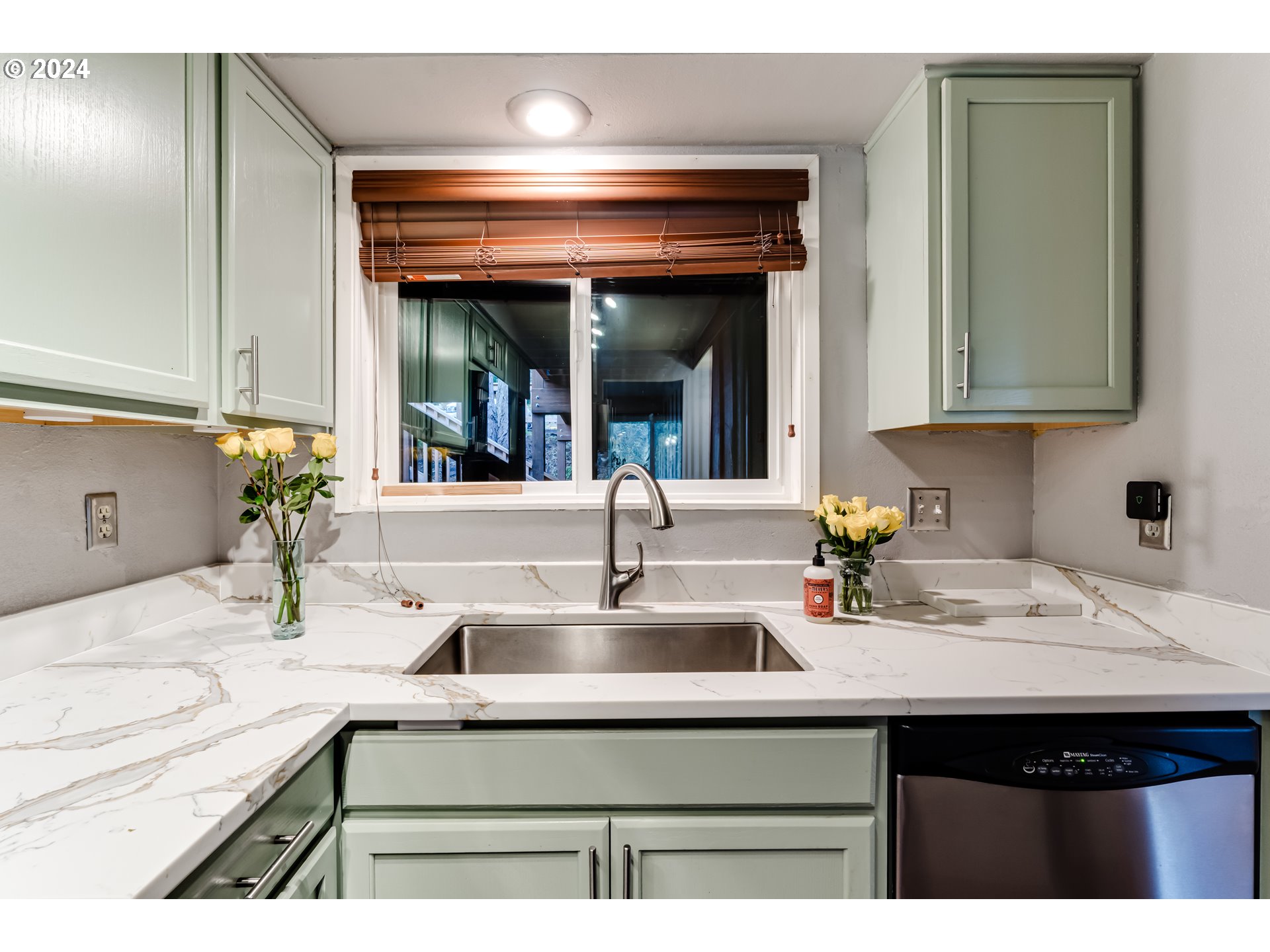 302 Woodcutter Way Eugene, OR 97405 - Photo 7 of 31 a bathroom with sink and mirror