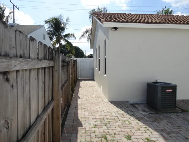 $2,500 | 717 Bunker Road, West Palm Beach, FL 33405