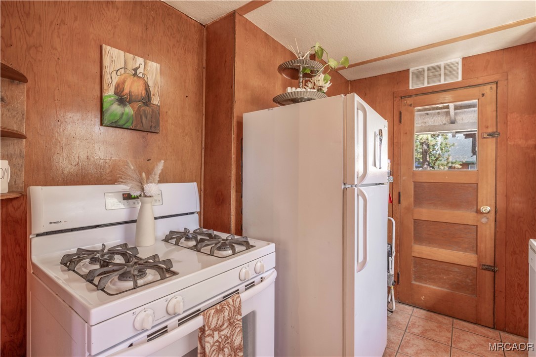 674 Spruce Road Big Bear Lake, CA 92315 - Photo 13 of 38