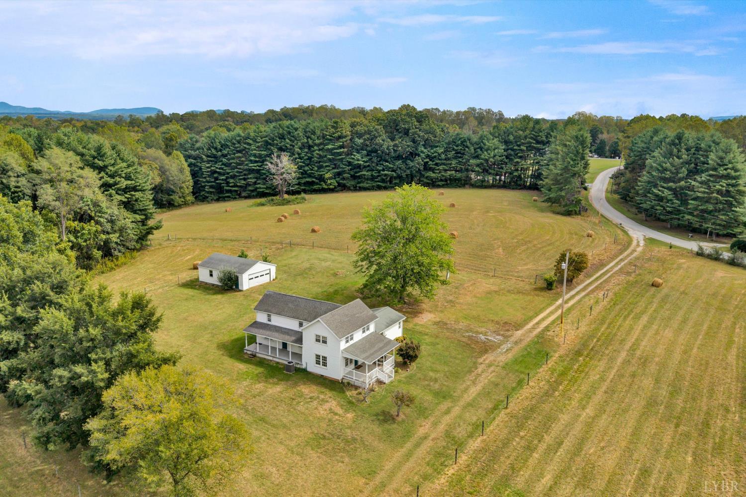 202 Chestnut Lane Amherst, VA 24521 - Photo 3 of 47 Gallery Image 3