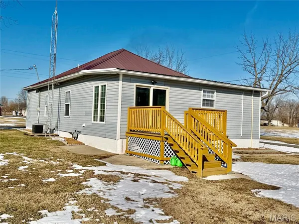 $170,000 | 100 School Street, Wilsonville, IL 62093