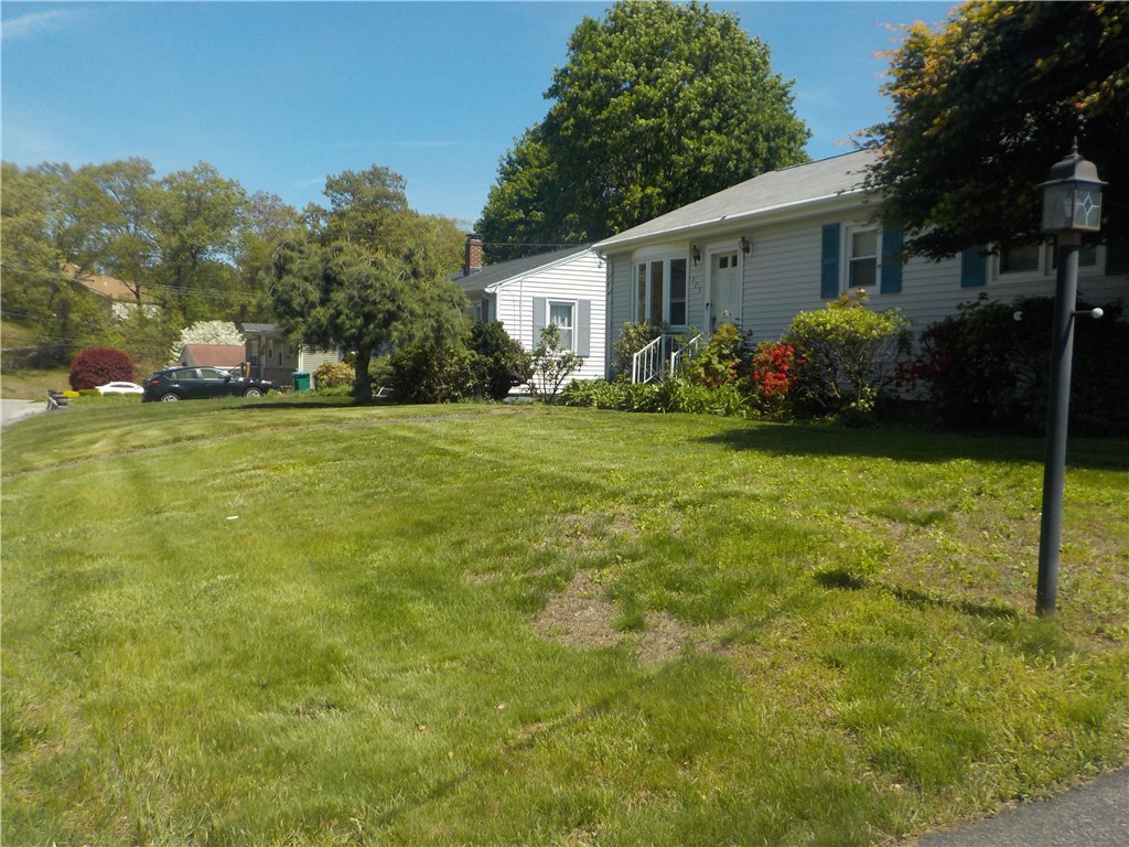 325 Morin Street Woonsocket, RI 02895 - Photo 4 of 14