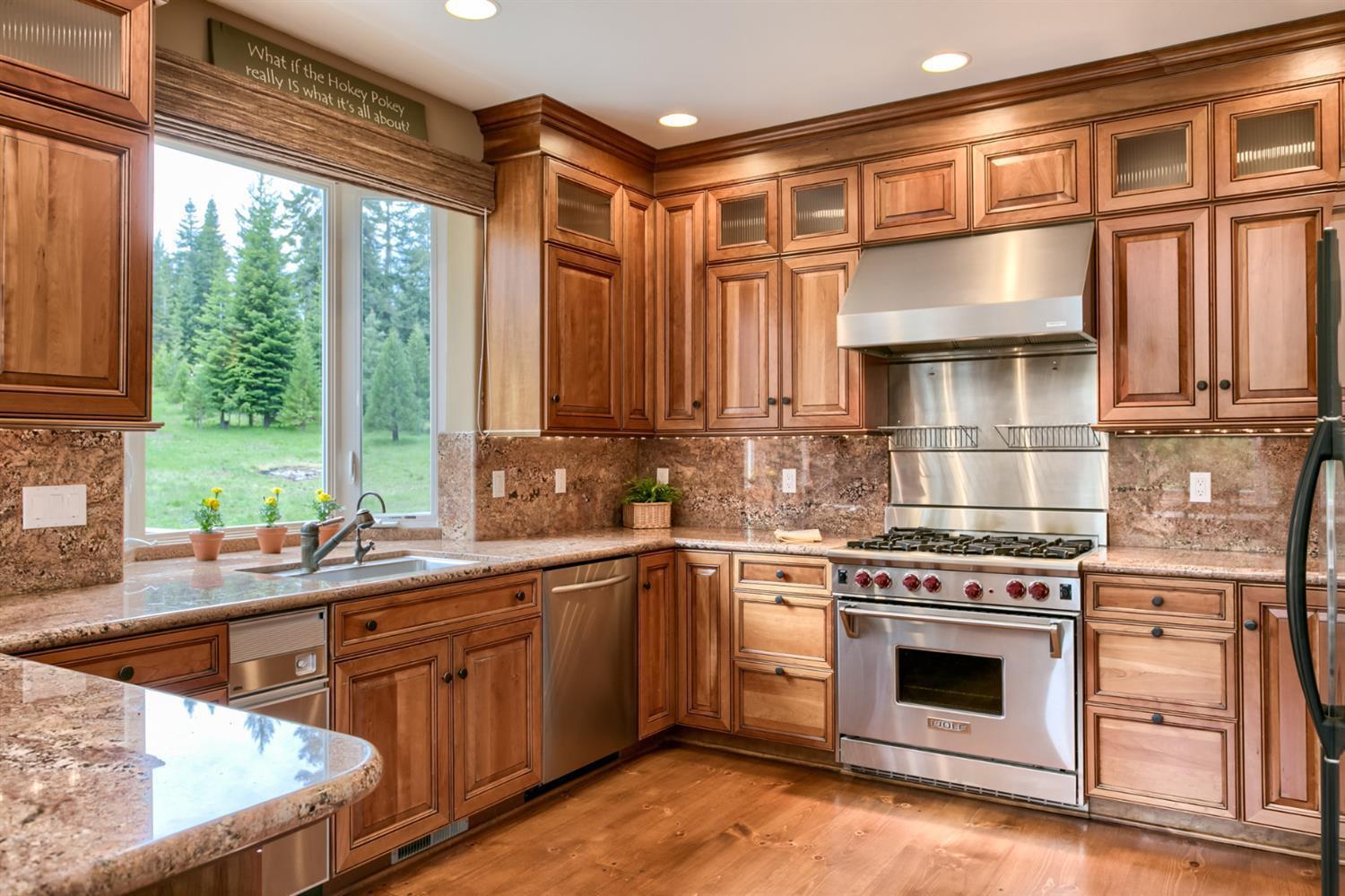7672 Hyatt Prairie Road Ashland, OR 97520 - Photo 5 of 35 Spacious gourmet kitchen with a six burn