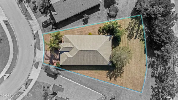 an aerial view of a house having yard