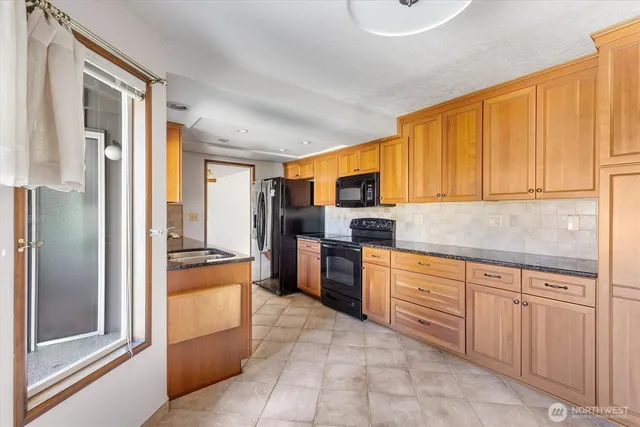 a view of an empty room with a empty shelves