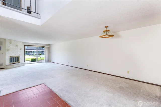 a view of empty room with window