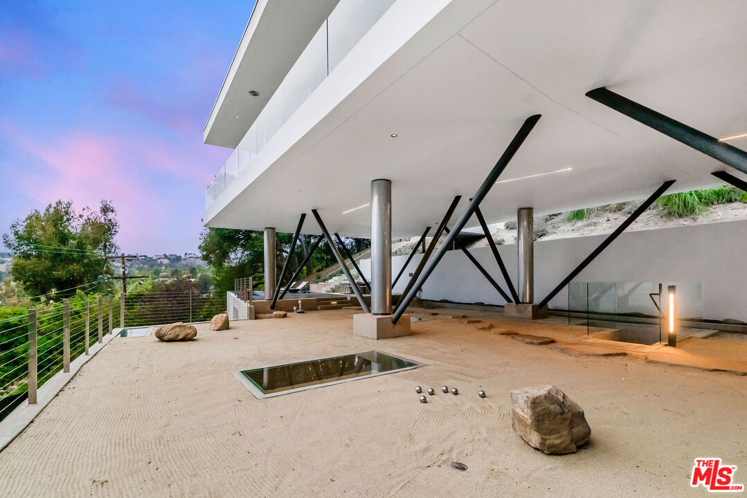 9727 Oak Pass Road Beverly Hills, CA 90210 - Photo 3 of 50
