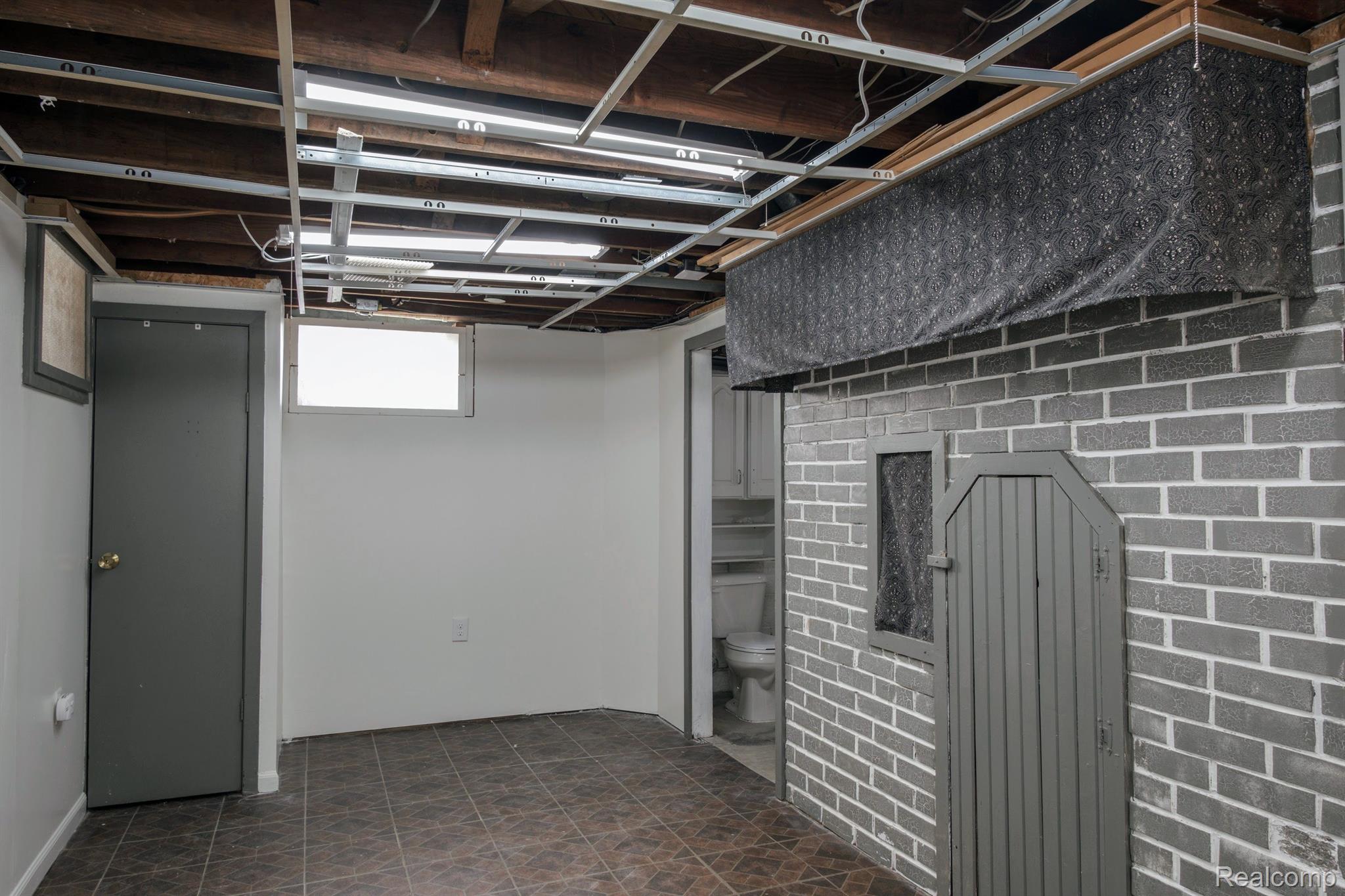 2227 Hampton Road Grosse Pointe, MI 48236 - Photo 8 of 32 Gallery Image 8