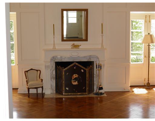 847 Persimmon Road Sewickley Heights, PA 15143 - Photo 4 of 19 Living Room.