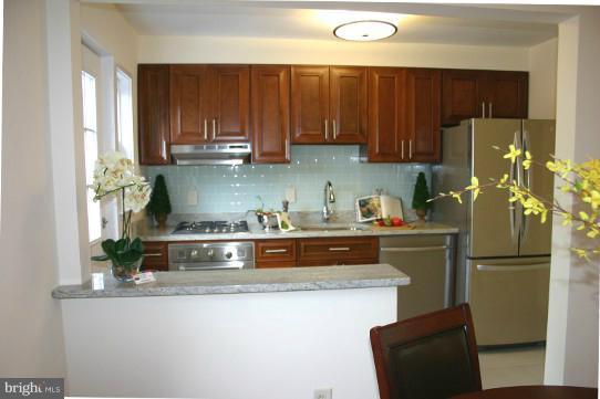 2805 16th Road South, Unit A Arlington, VA 22204 - Photo 13 of 28 Granite counters and stainless steel appliances