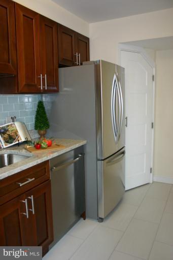 2805 16th Road South, Unit A Arlington, VA 22204 - Photo 3 of 28 LG stainless steel refrigerator