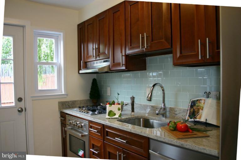 2805 16th Road South, Unit A Arlington, VA 22204 - Photo 22 of 28 Granite counters and stainless steel appliances