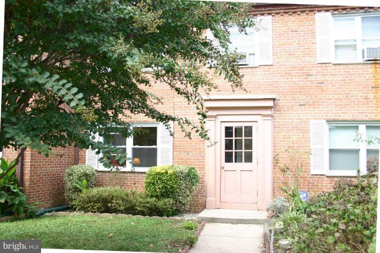 2805 16th Road South, Unit A Arlington, VA 22204 - Photo 26 of 28 Exterior (Front)