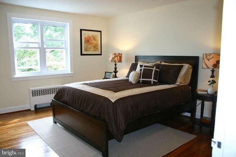 2805 16th Road South, Unit A Arlington, VA 22204 - Photo 4 of 28 Bedroom (Master)