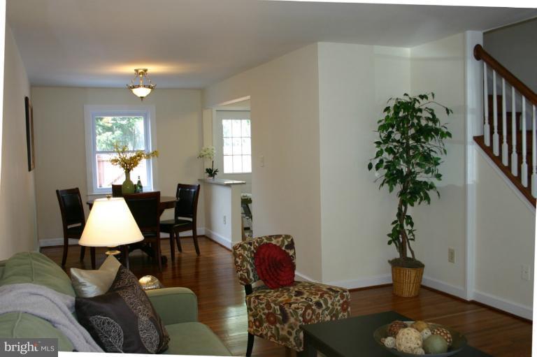2805 16th Road South, Unit A Arlington, VA 22204 - Photo 9 of 28 Living Room