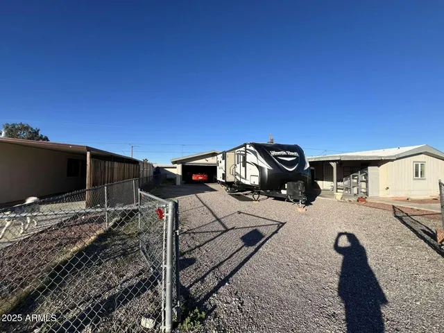 a view of a car in the back yard