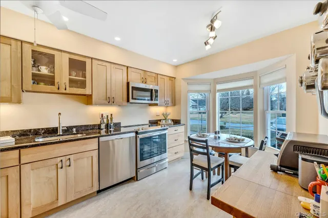 $3,200 | 2555 Youngs Avenue, Unit 4D, Southold, NY 11971