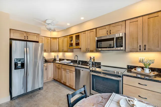 $3,200 | 2555 Youngs Avenue, Unit 4D, Southold, NY 11971