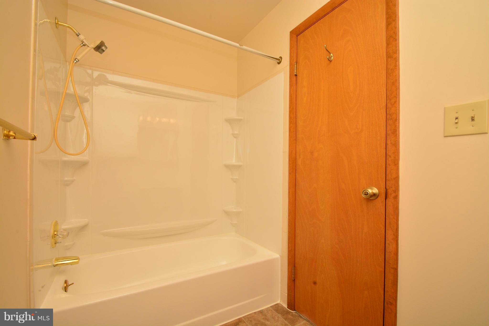 7041 Dunhill Road Baltimore, MD 21222 - Photo 21 of 30 Hall Bath