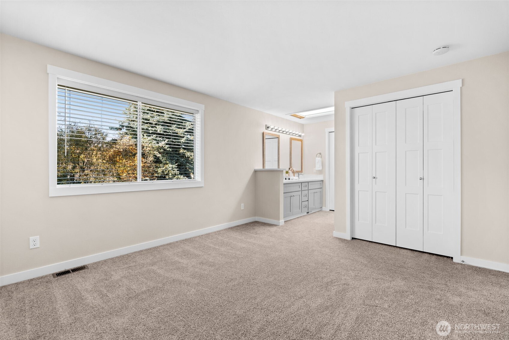 720 7th Street Southwest Puyallup, WA 98371 - Photo 19 of 40 an empty room with windows