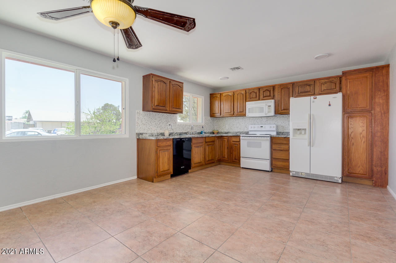 8216 West Piccadilly Road Phoenix, AZ 85033 - Photo 4 of 25 07-Picadilly