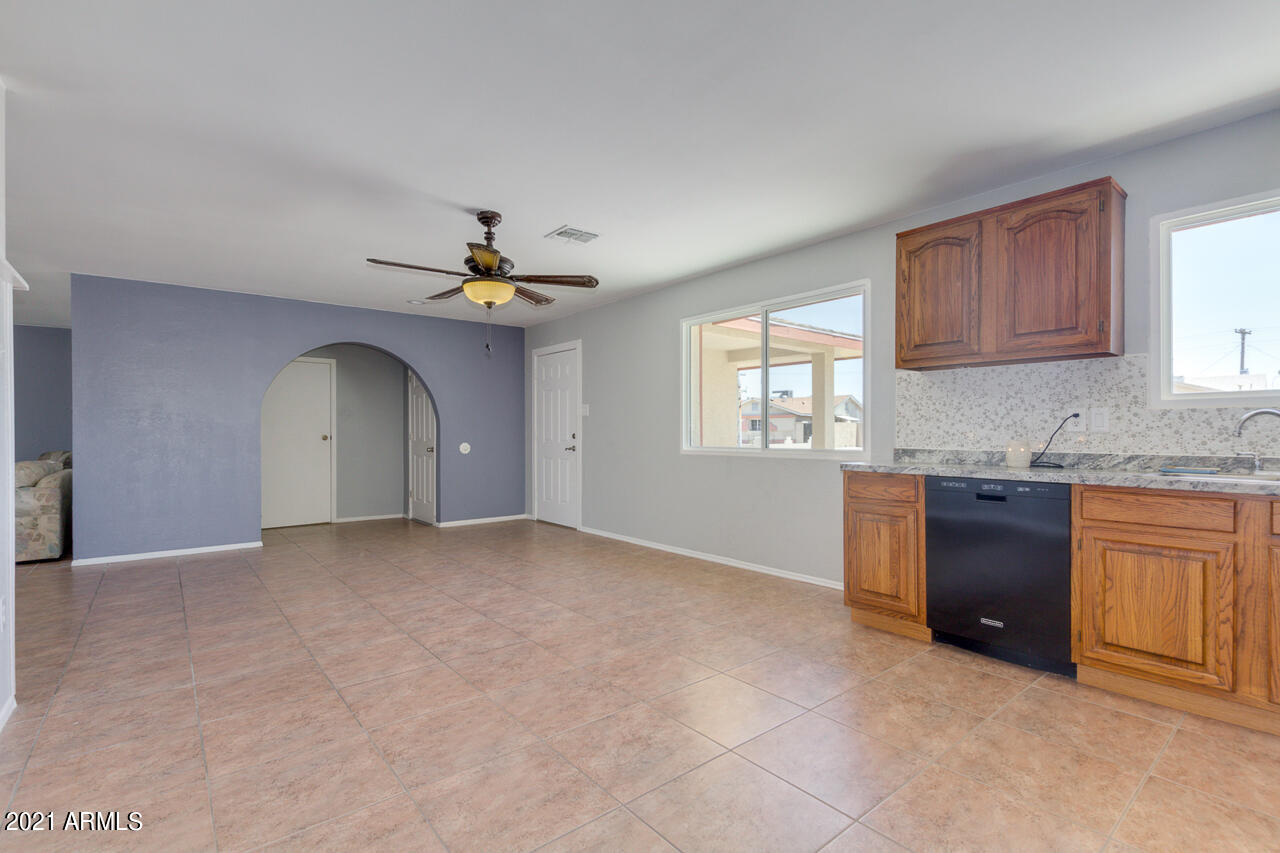 8216 West Piccadilly Road Phoenix, AZ 85033 - Photo 6 of 25 09-Picadilly