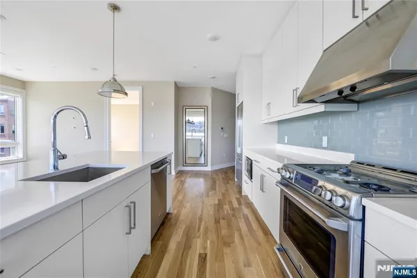 $6,500 | 15 Somerset Lane, Unit 520, Edgewater, NJ 07020