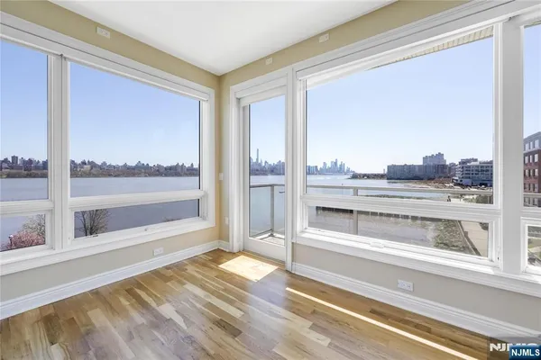 $6,500 | 15 Somerset Lane, Unit 520, Edgewater, NJ 07020