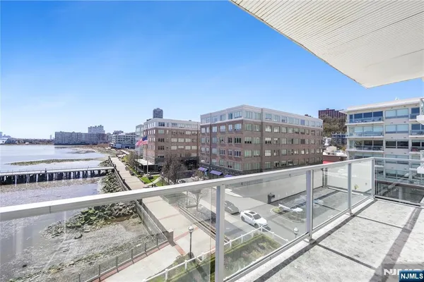 $6,500 | 15 Somerset Lane, Unit 520, Edgewater, NJ 07020