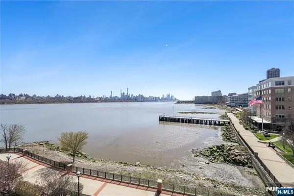 $6,500 | 15 Somerset Lane, Unit 520, Edgewater, NJ 07020