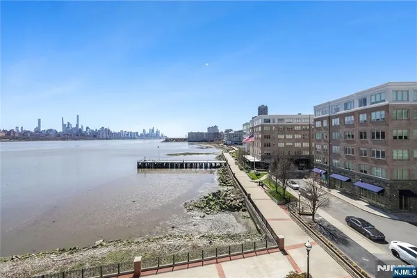 $6,500 | 15 Somerset Lane, Unit 520, Edgewater, NJ 07020