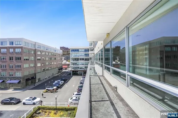 $6,500 | 15 Somerset Lane, Unit 520, Edgewater, NJ 07020