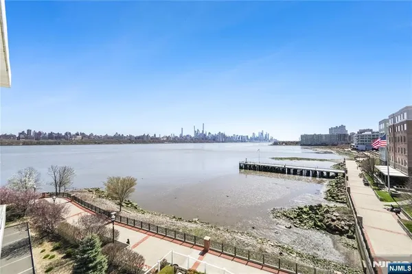 $6,500 | 15 Somerset Lane, Unit 520, Edgewater, NJ 07020