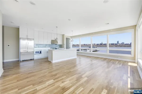 $6,500 | 15 Somerset Lane, Unit 520, Edgewater, NJ 07020