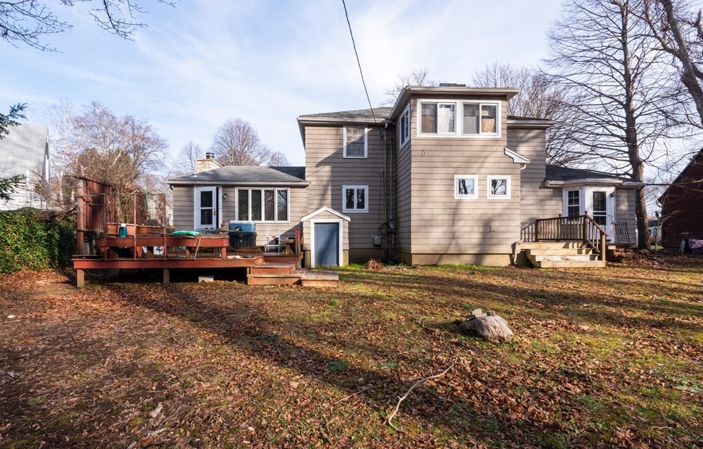 10 Mohawk Road Marblehead, MA 01945 - Photo 4 of 28 a house view with a sitting space