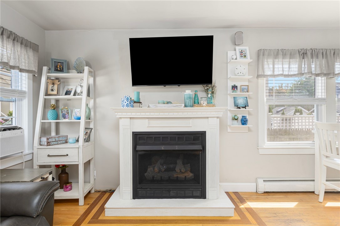 13 Vaughan Avenue Newport, RI 02840 - Photo 4 of 36