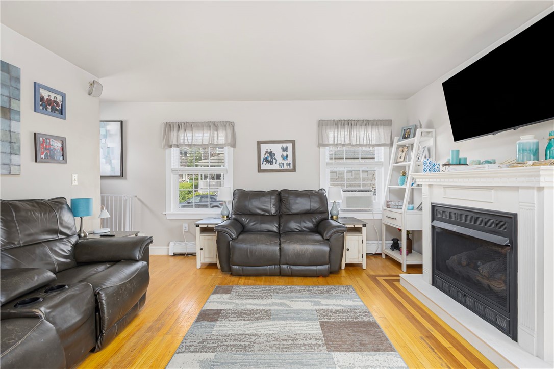 13 Vaughan Avenue Newport, RI 02840 - Photo 6 of 36