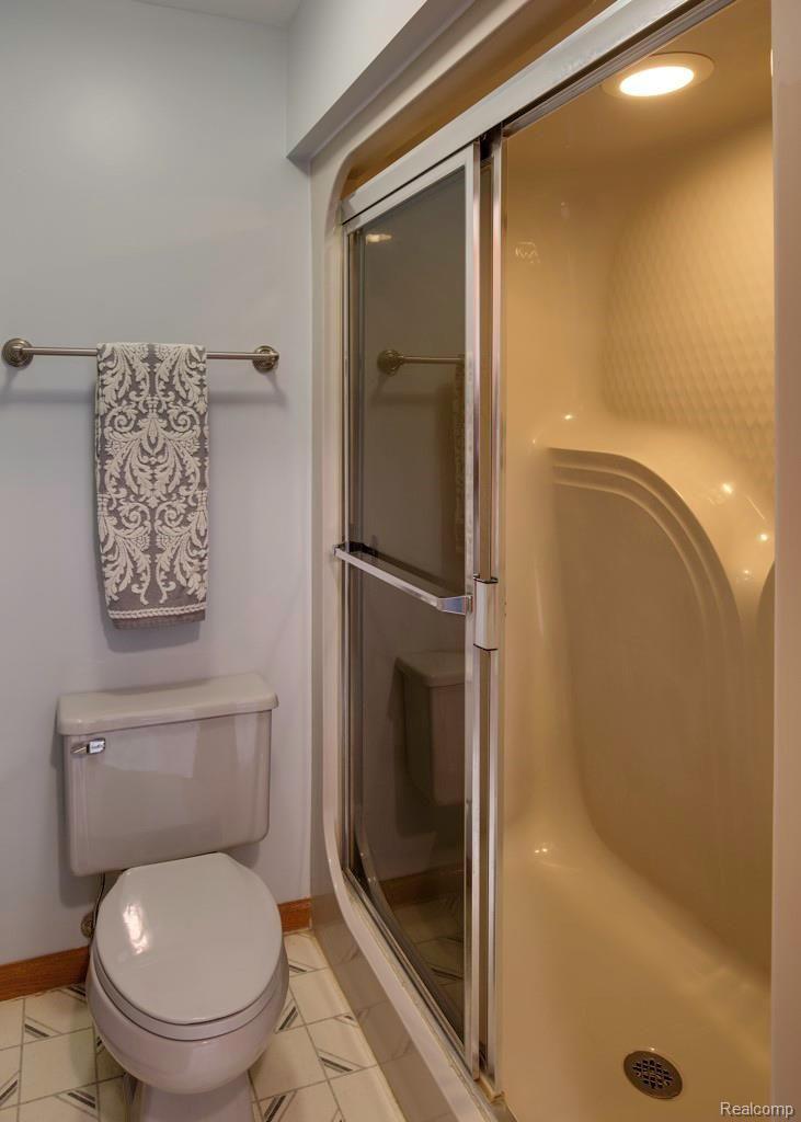 23057 Rochelle Street Macomb, MI 48042 - Photo 13 of 24 Master bath