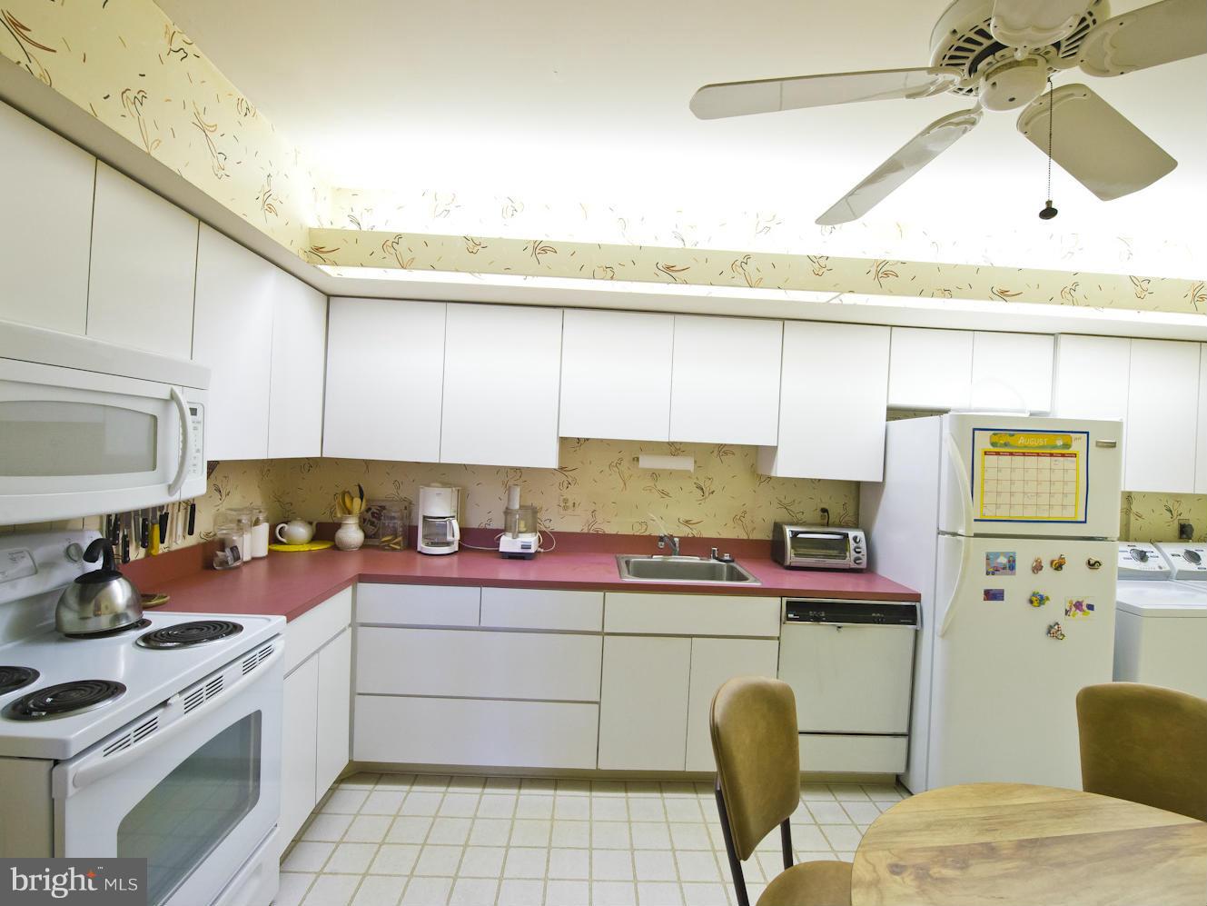 33 Stonehenge Circle, Unit 11 Baltimore, MD 21208 - Photo 17 of 21 Kitchen, Bright and Spacious!