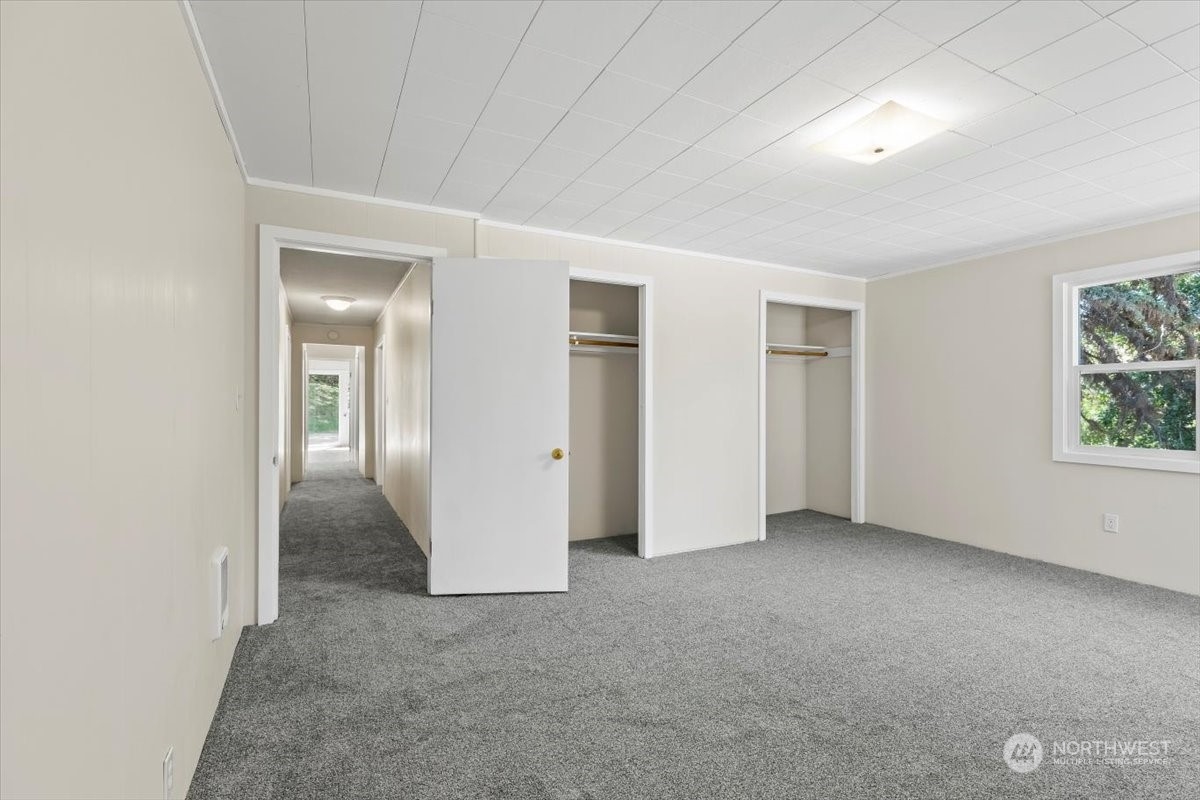 1350 Tozer Road Ellensburg, WA 98926 - Photo 14 of 40 an empty room with windows and closet