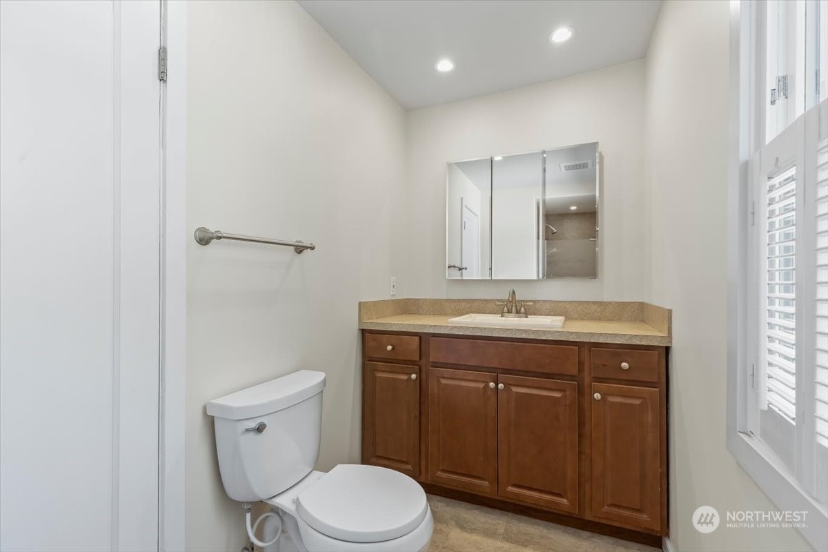 1350 Tozer Road Ellensburg, WA 98926 - Photo 15 of 40 a bathroom with a toilet a sink and mirror