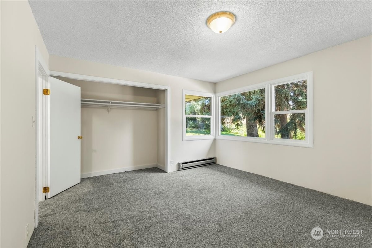 1350 Tozer Road Ellensburg, WA 98926 - Photo 17 of 40 an empty room with windows