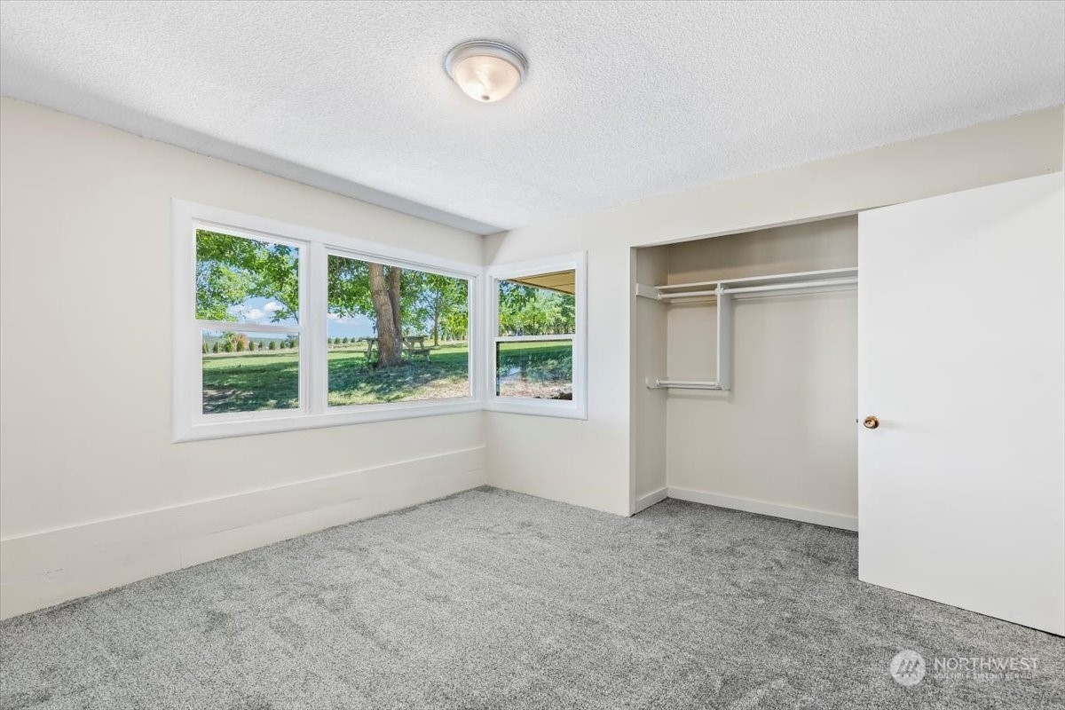 1350 Tozer Road Ellensburg, WA 98926 - Photo 18 of 40 an empty room with windows and closet