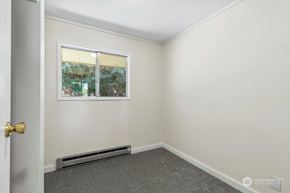 1350 Tozer Road Ellensburg, WA 98926 - Photo 19 of 40 an empty room with a window