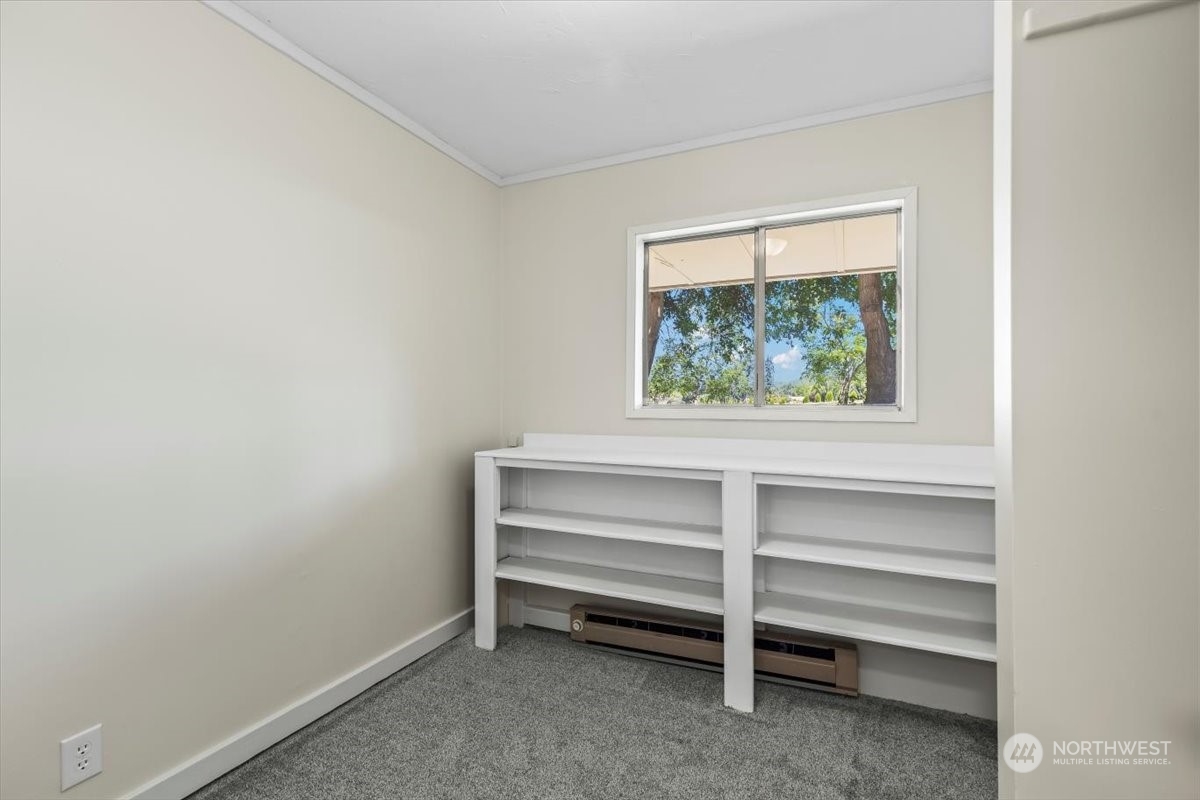 1350 Tozer Road Ellensburg, WA 98926 - Photo 20 of 40 a view of room with window and closet