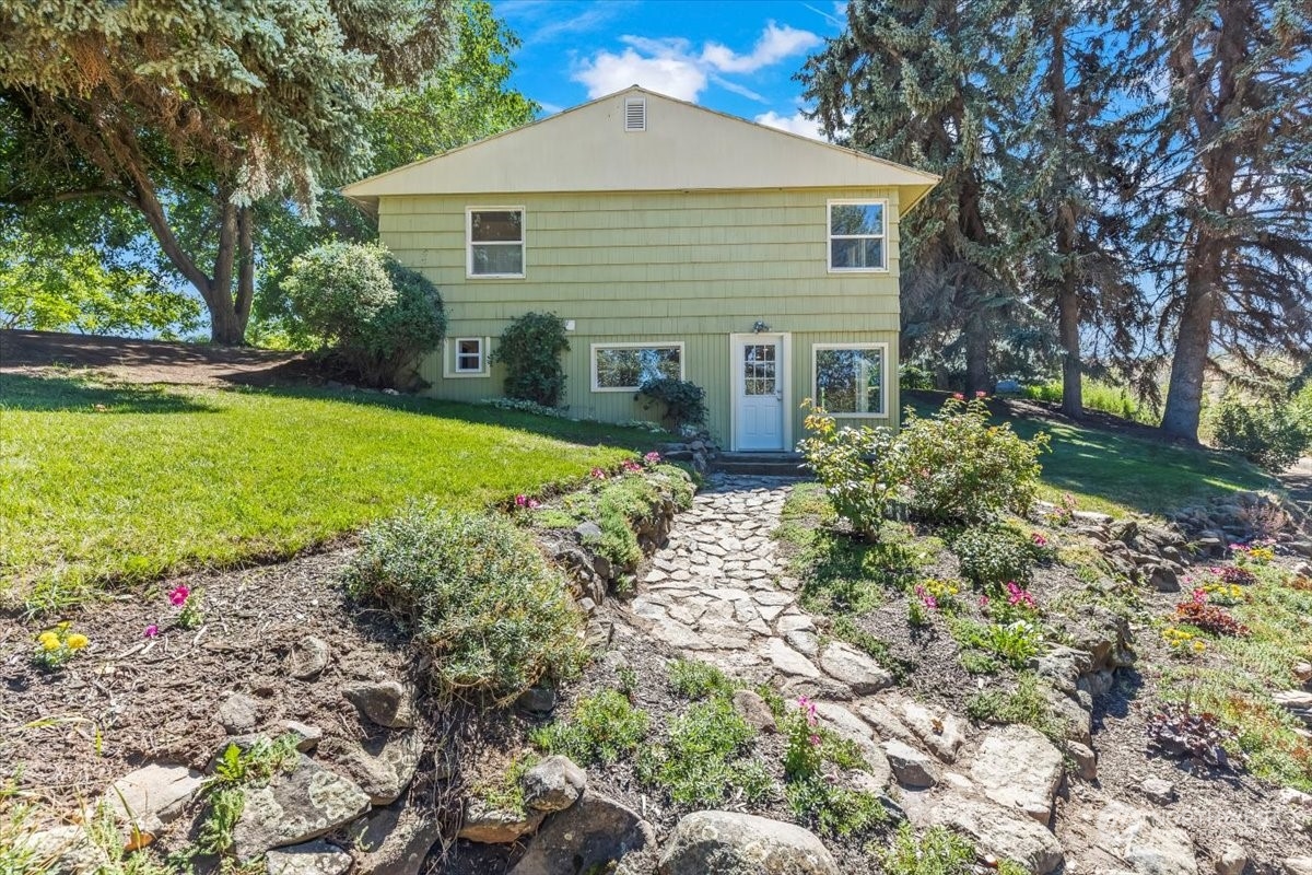 1350 Tozer Road Ellensburg, WA 98926 - Photo 2 of 40 a front view of house with yard and green space