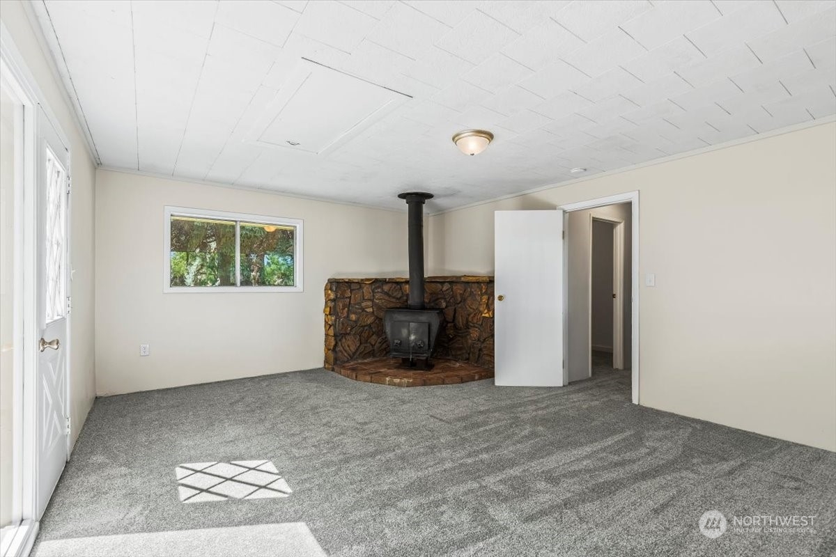 1350 Tozer Road Ellensburg, WA 98926 - Photo 21 of 40 an empty room with a window and a fireplace