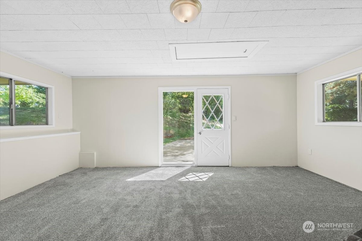 1350 Tozer Road Ellensburg, WA 98926 - Photo 23 of 40 an empty room with windows